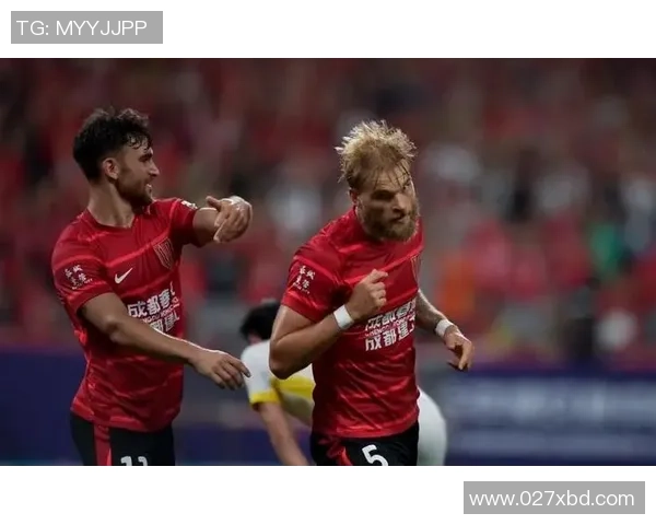 雨中驰骋的绿茵英雄们:聚焦那些在风雨中闪耀的足球明星